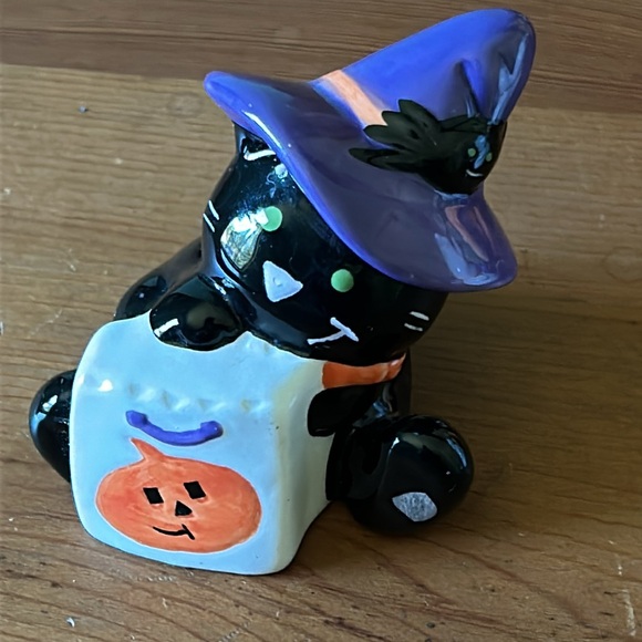 Halloween Ceramic Decorative Salt and Pepper Shakers - Picture 2 of 12